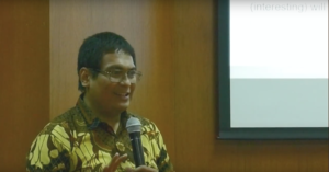 Martin Siyaranamual presenting social cost of toll road in Indonesia
